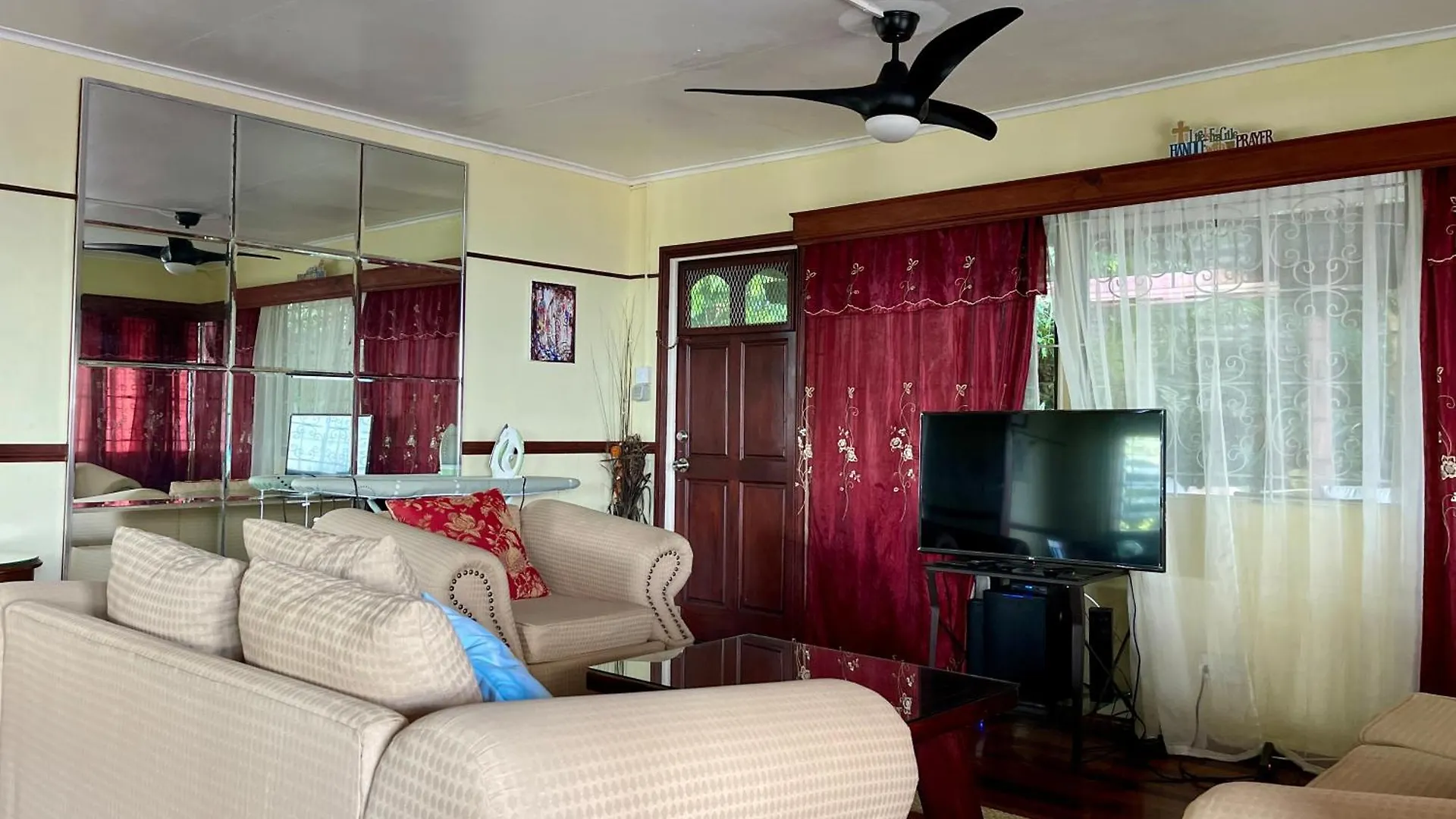 Upper Floor Retreat Apartment Castries 0*,